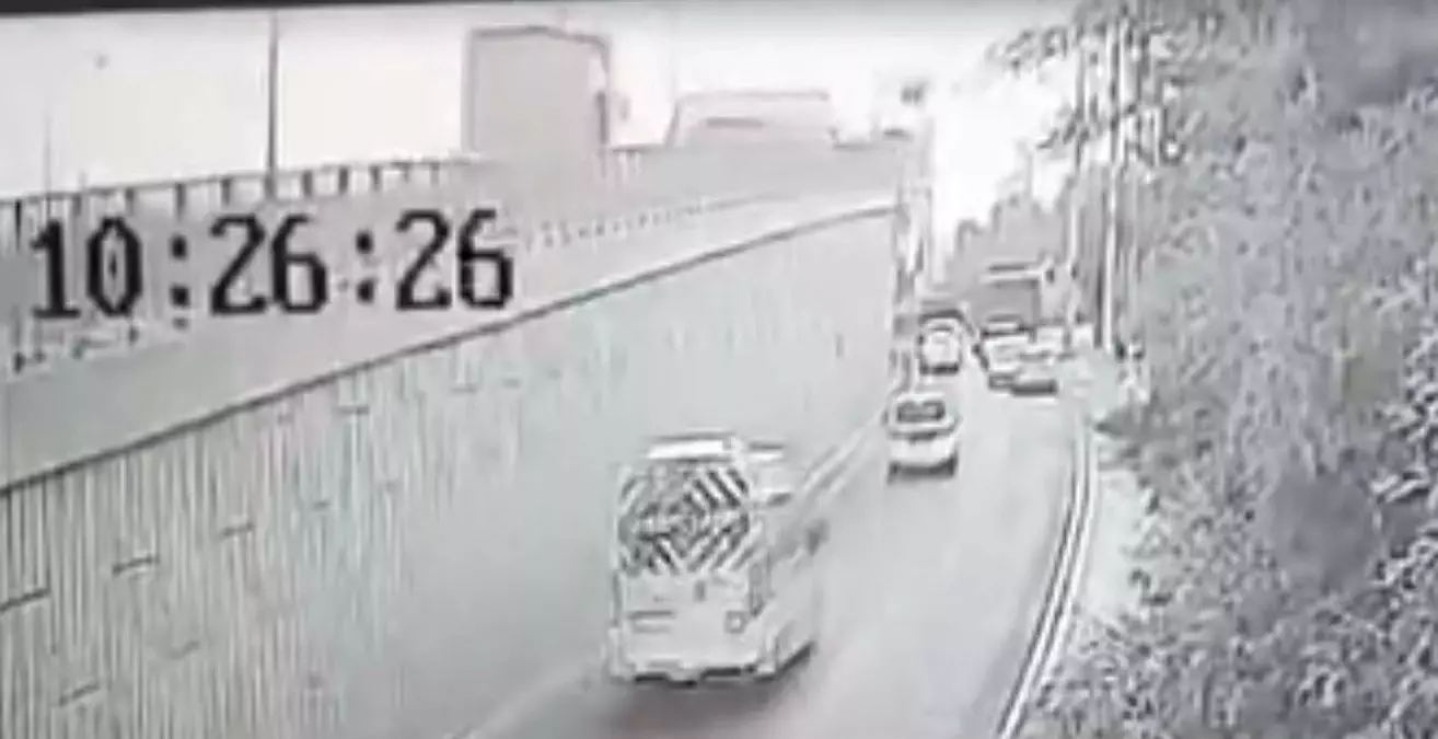 İzmir'de TIR Devrildi, Kupası Viyadükte Asılı Kaldı