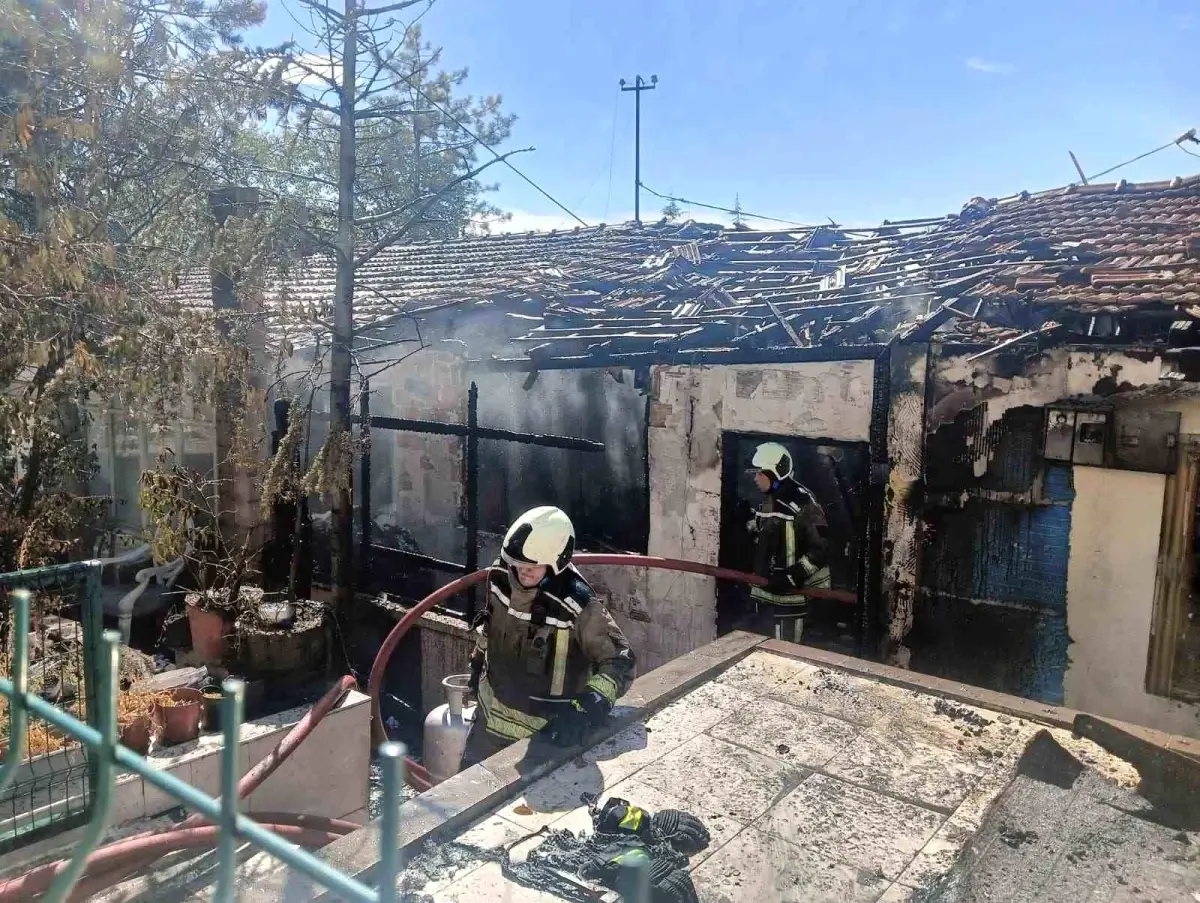 Ankara'da Tüp Patlaması Nedeniyle Gecekondu Yangını