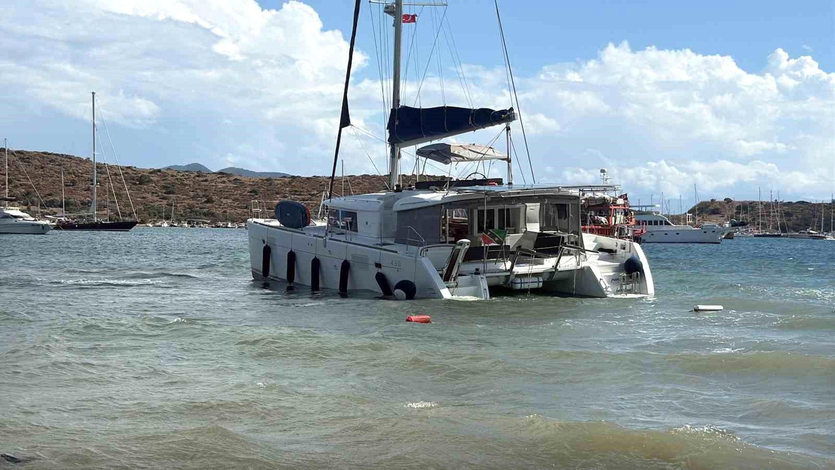 Bodrum'da Rüzgar Sebebiyle Katamaran Karaya Oturdu