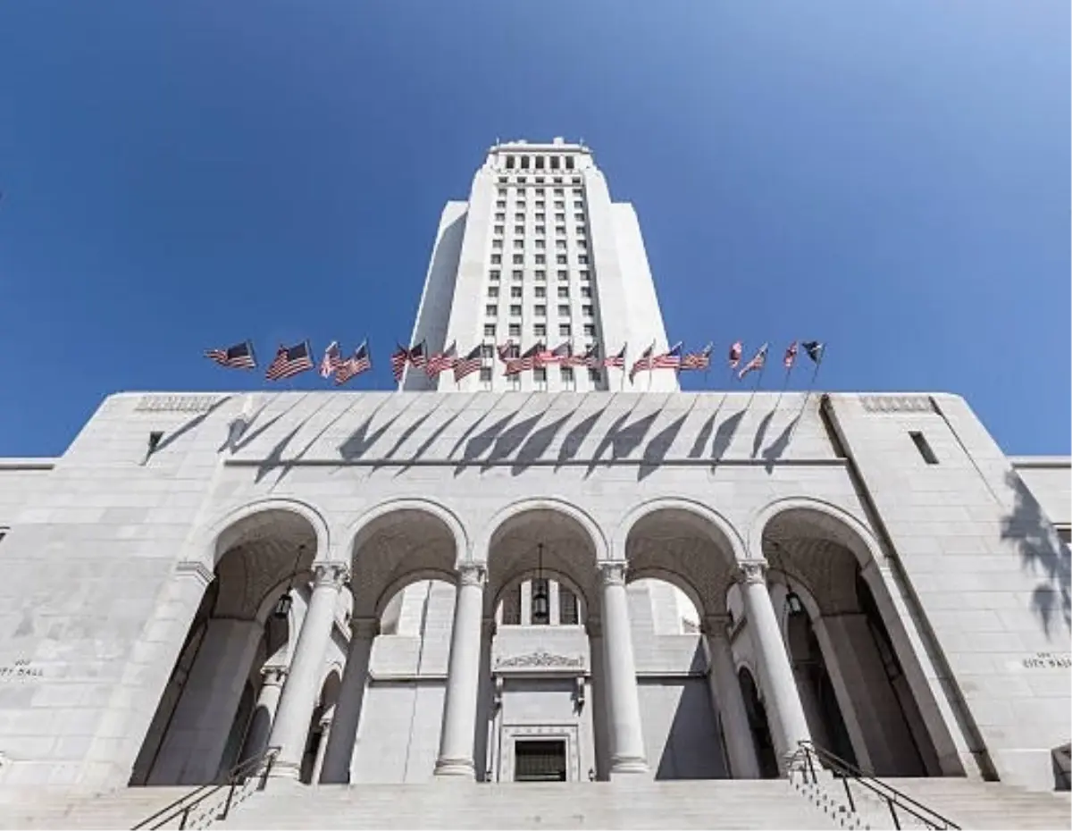 Los Angeles'ta Belediye Binasına Araç Çarptı, Bina Tahliye Edildi