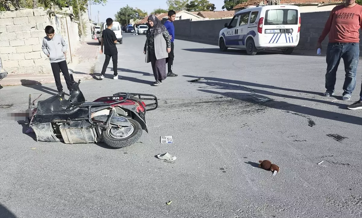 Aksaray'da panelvanla çarpışan motosikletteki 3 kişi yaralandı