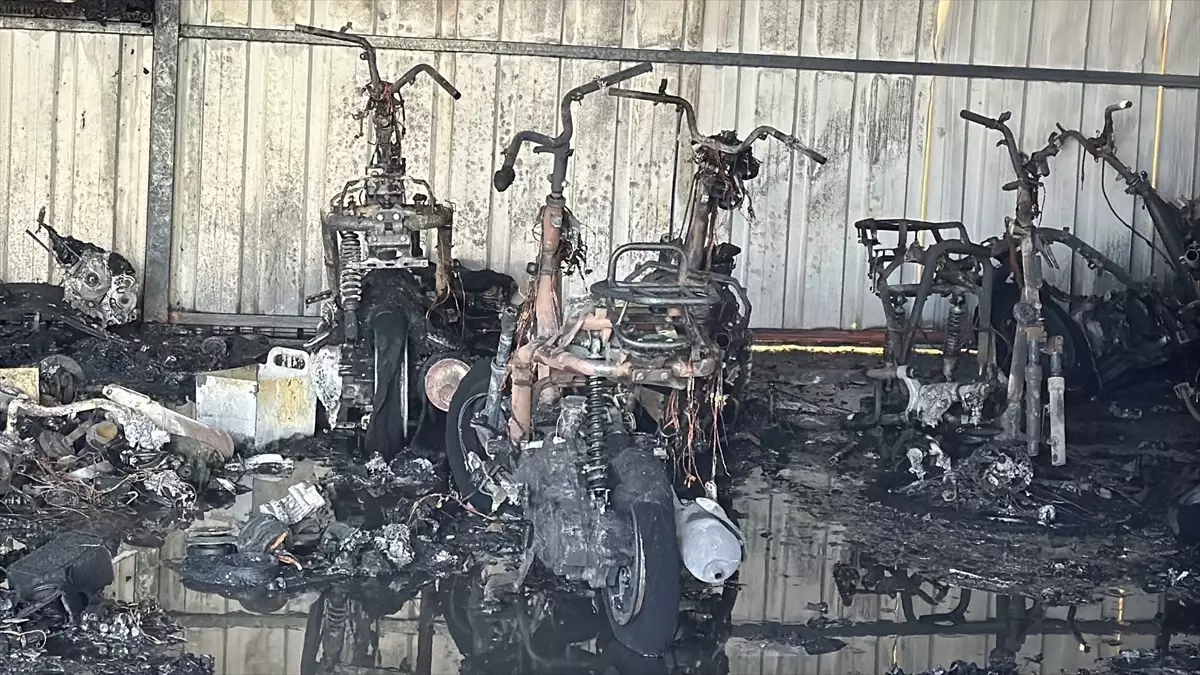 Alanya'da Motosiklet Tamir Dükkanında Yangın: Çok Sayıda Motosiklet Kullanılamaz Hale Geldi