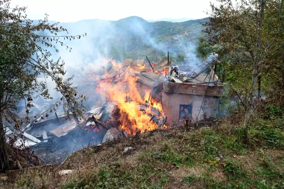 Kastamonu'da İki Katlı Ahşap Ev Yangında Küle Döndü
