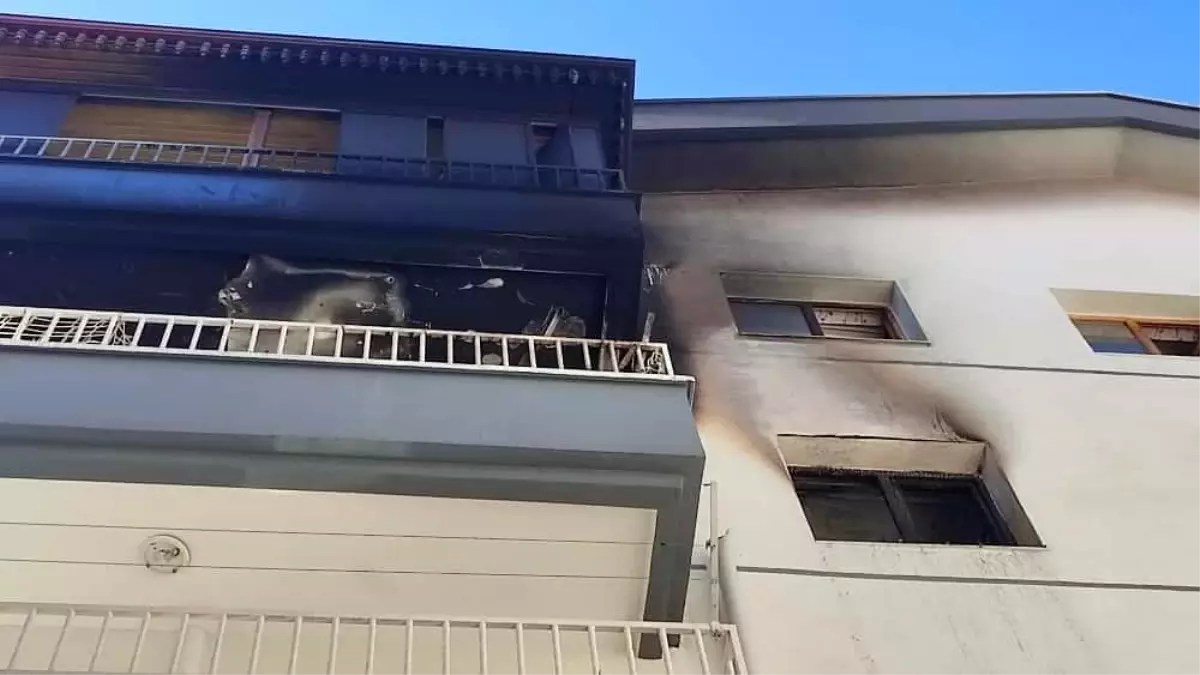 Ankara'da 3 Katlı Apartmanda Yangın