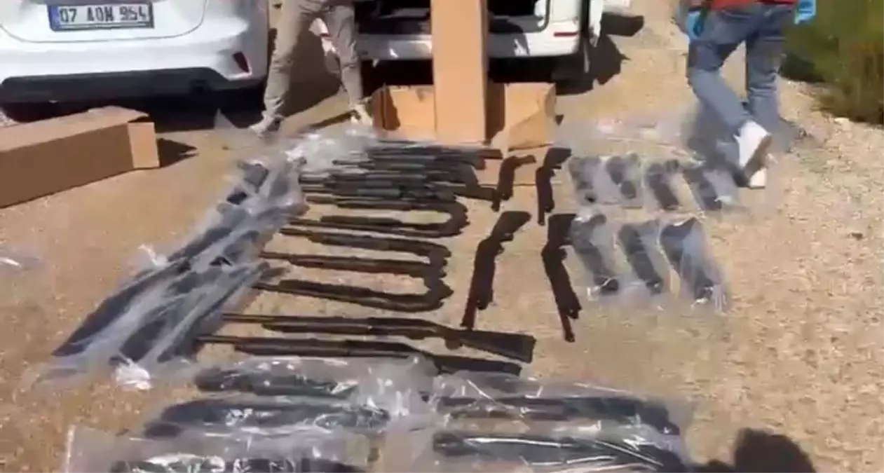 Antalya'da Silah Ticareti Operasyonu: 4 Şüpheli Yakalandı