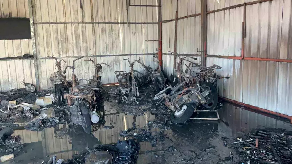 Alanya'da Motosiklet Servisinde Yangın: 10'dan Fazla Motosiklet Küle Döndü