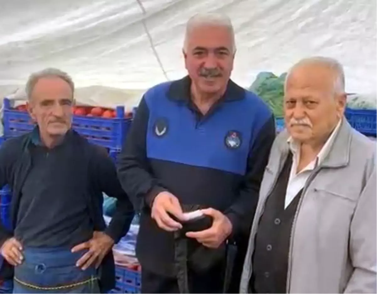 Pazarcı Mefhar Karademir, Bulduğu Çantayı Sahibine Teslim Etti