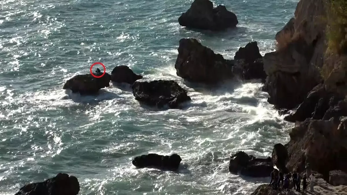 Antalya'da Dalgalar Arasında Mahsur Kalan Balıkçı Kurtarıldı