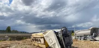 Bozüyük'te Su Tankeri Devrildi: Sürücü Yaralandı