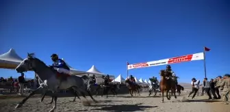 Karlıova'da Geleneksel At Yarışları Düzenlendi