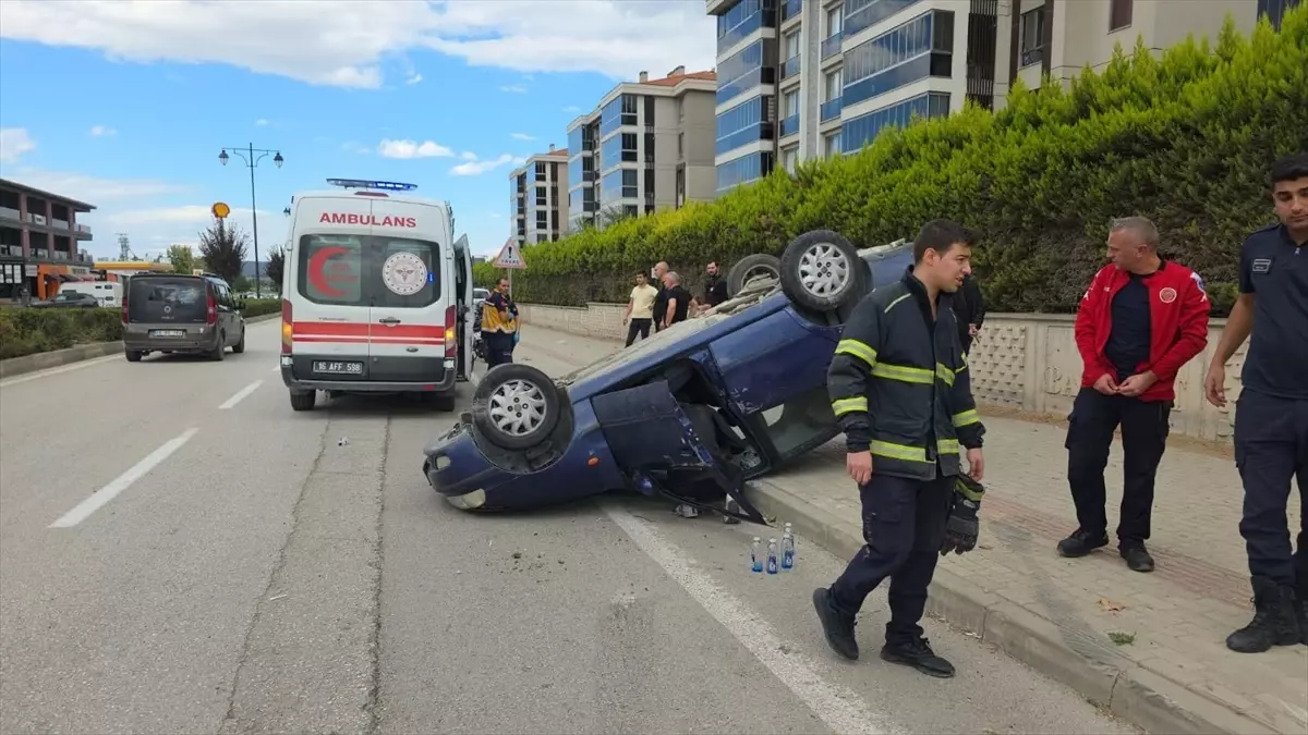 Bursa'da Ters Dönerek Kaldırıma Çarpan Otomobilin Sürücüsü Yaralandı