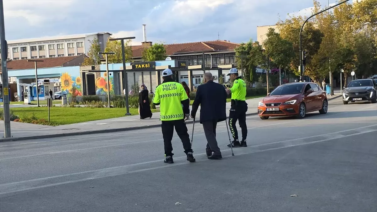 Trafik Polisi Yaşlı Vatandaşa Yardım Eli Uzattı