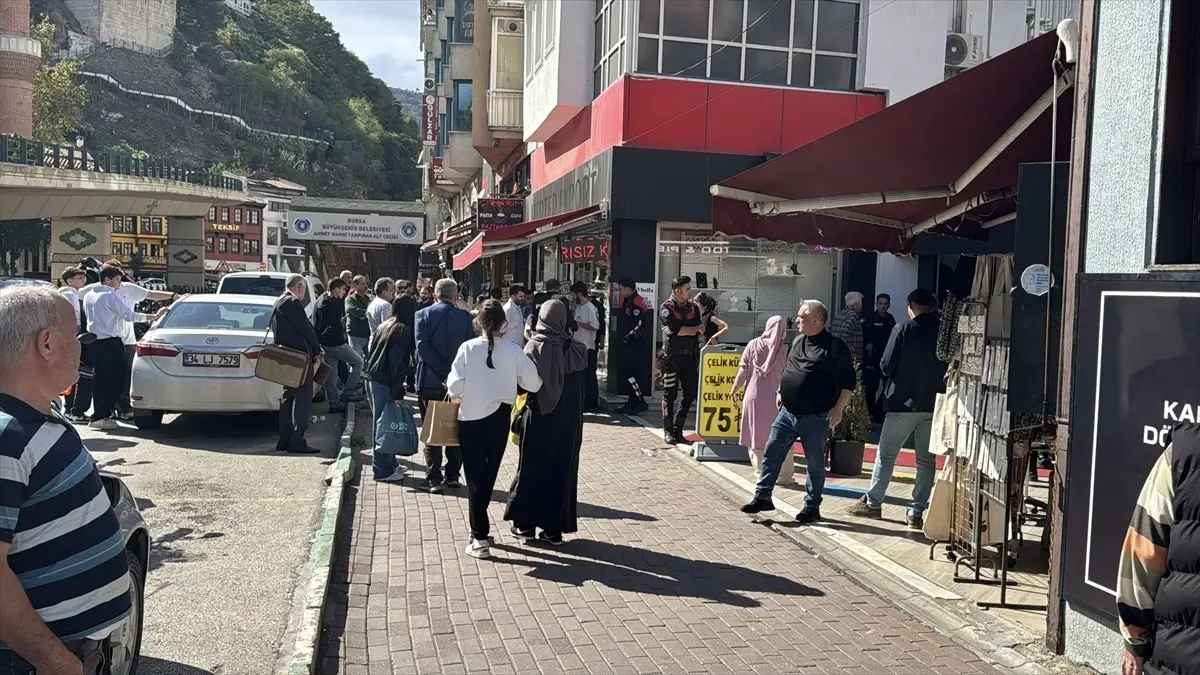 Bursa'da Husumetli Gruplar Arasında Bıçaklı ve Silahlı Kavga: 4 Yaralı