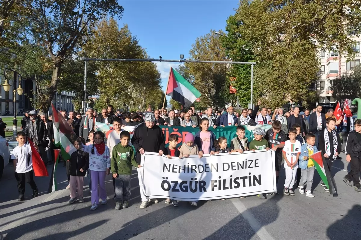 Bursa ve Kütahya'da Küresel Sumud Filosu'na Destek Yürüyüşleri Düzenlendi