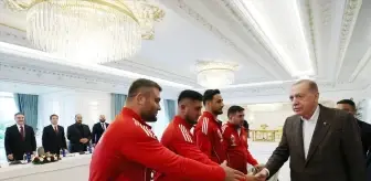 Cumhurbaşkanı Erdoğan, Kırkpınar Yağlı Güreşleri Başpehlivanı Orhan Okulu'yu Kabul Etti