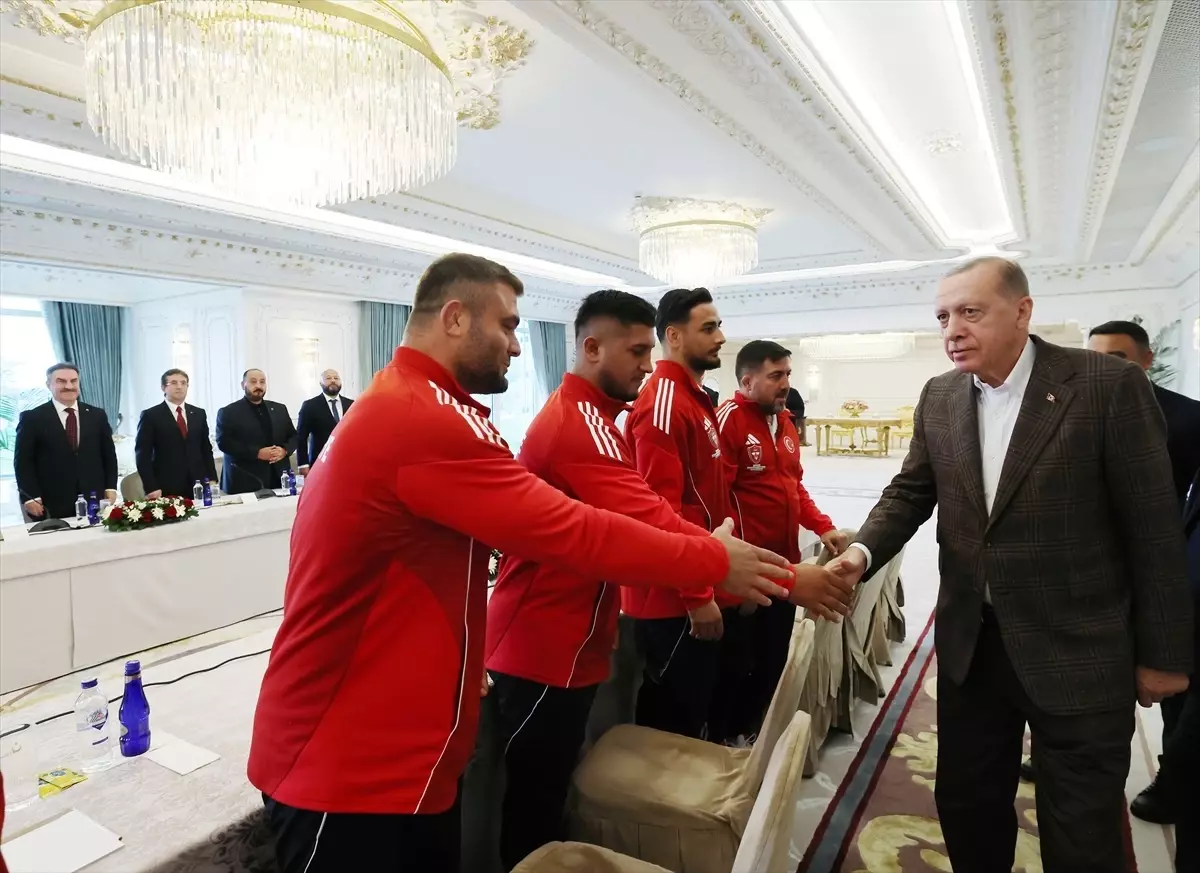 Cumhurbaşkanı Erdoğan, Kırkpınar Yağlı Güreşleri Başpehlivanı Orhan Okulu'yu Kabul Etti