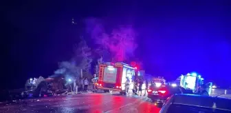 Denizli'de Otomobil ile Kamyonet Çarpıştı: 1 Ölü, 4 Yaralı