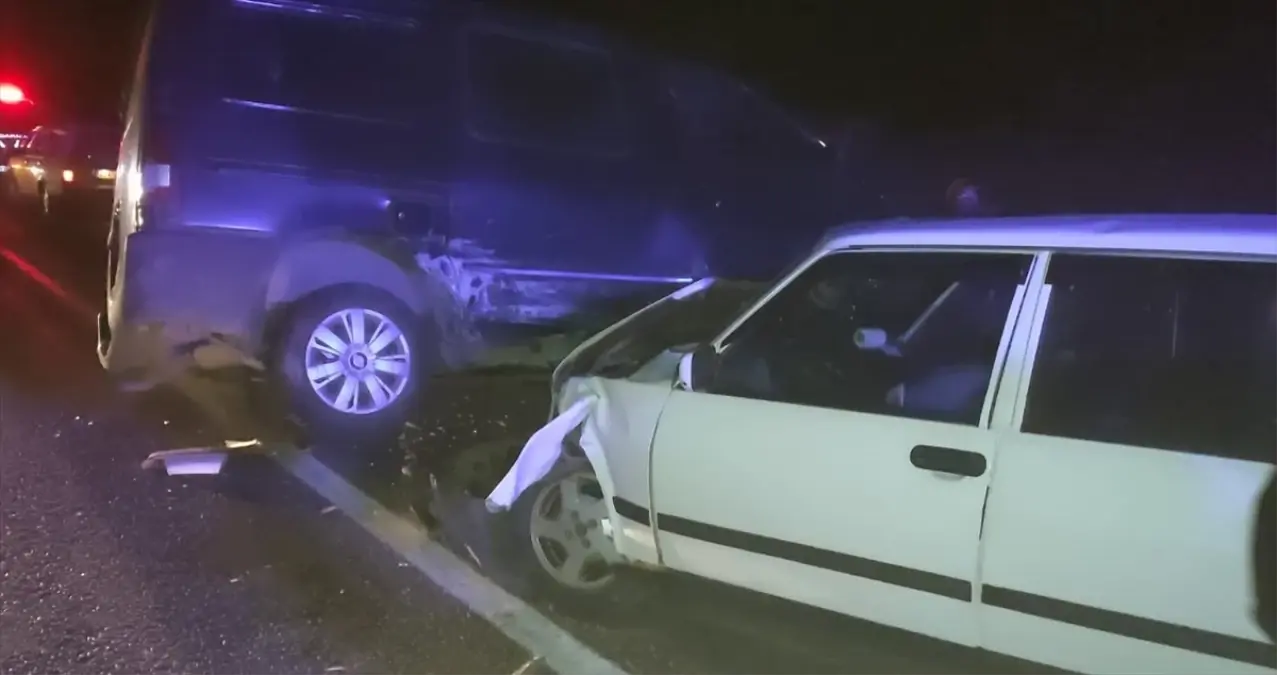 Konya'da Otomobil ile Minibüs Çarpıştı: 2 Yaralı