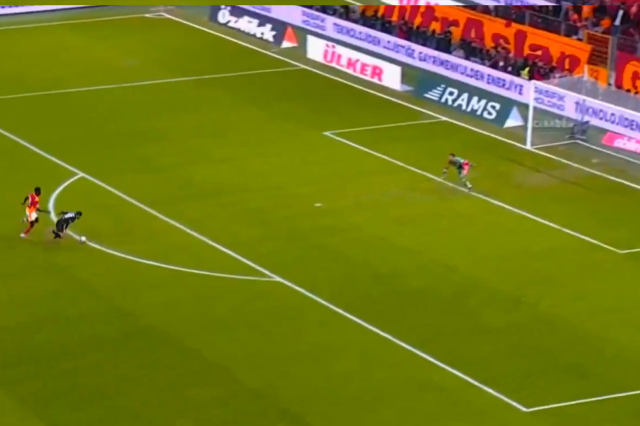 Galatasaray was reduced to 10 men in the derby
