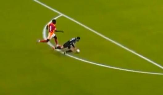 Galatasaray was reduced to 10 men in the derby