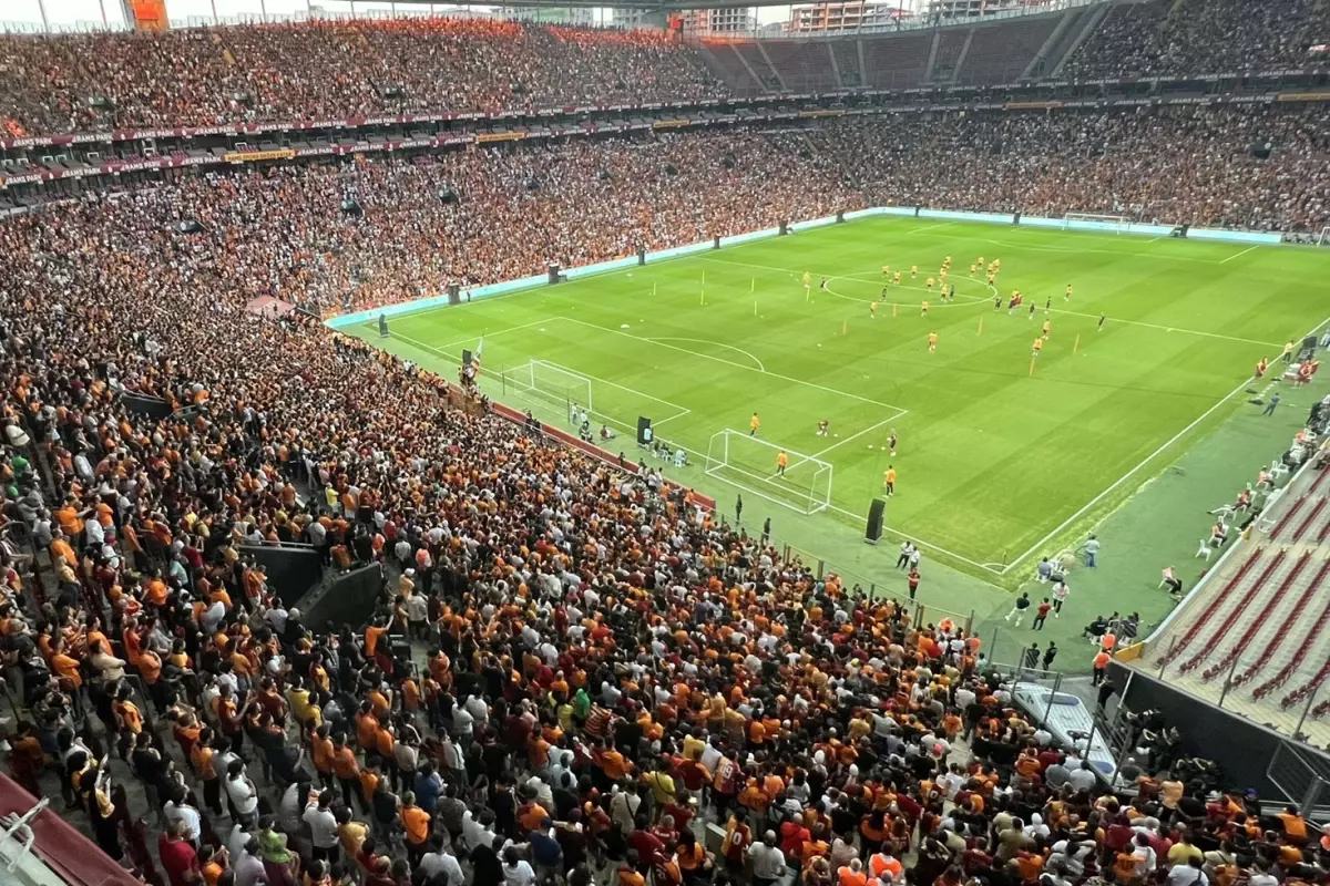 Galatasaray futbolcuları, Beşiktaş maçında sahaya köpeklerle çıkacak