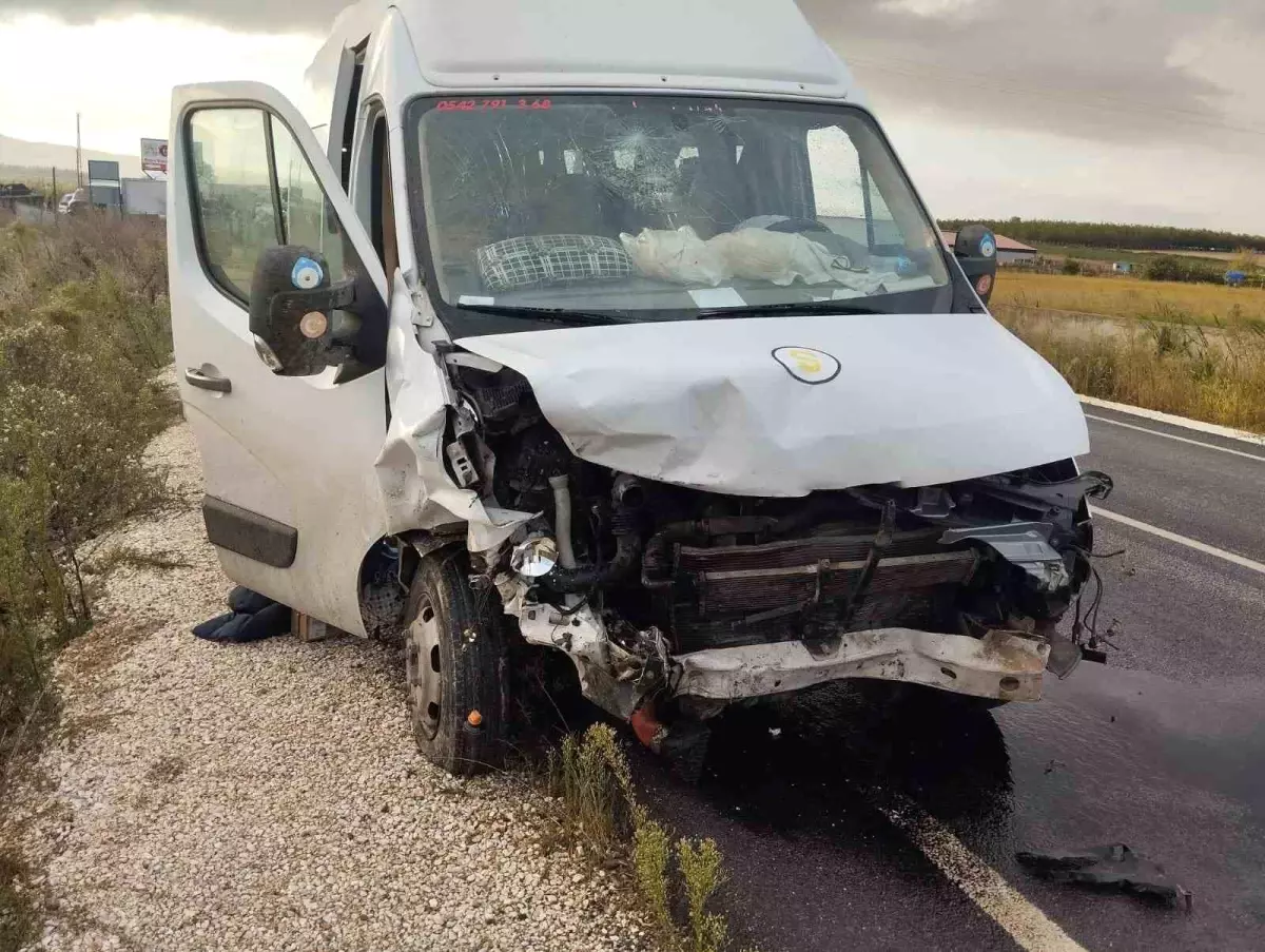 Balıkesir'de Öğrenci Servisi ile Otomobil Çarpıştı: 2 Kişi Hayatını Kaybetti