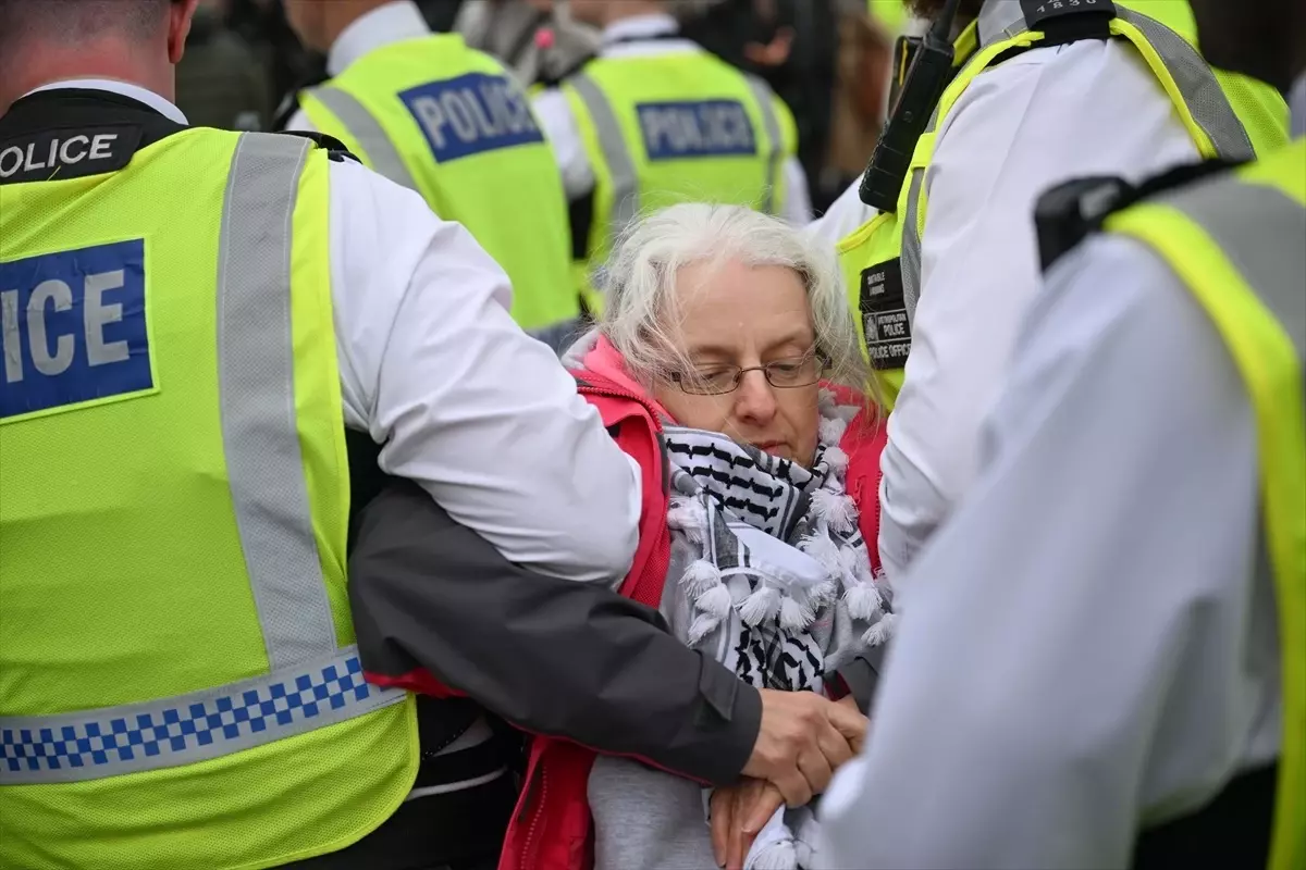 İngiltere'de Palestine Action Destekçilerine Yönelik Protesto, 355 Gözaltı