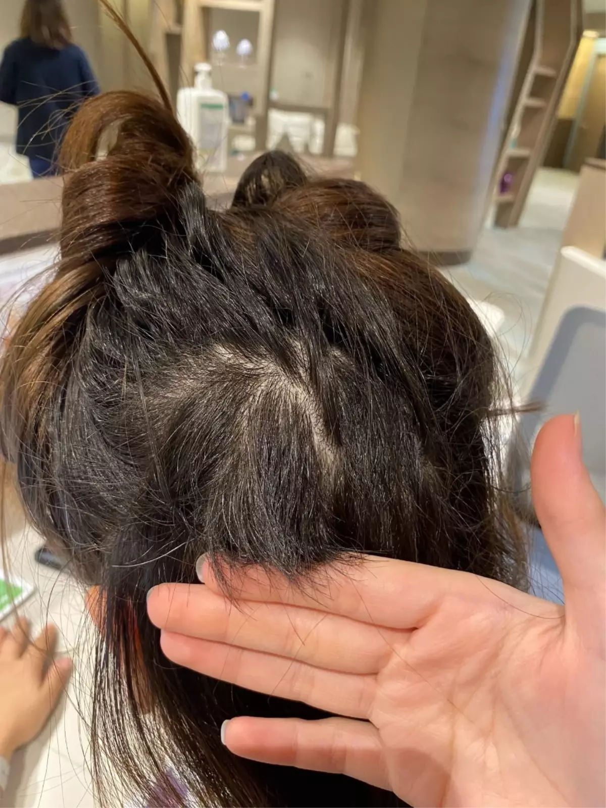 'Kanser hastası çocuklara bağış' diyerek saçını kesen kuaförden şikayetçi oldu