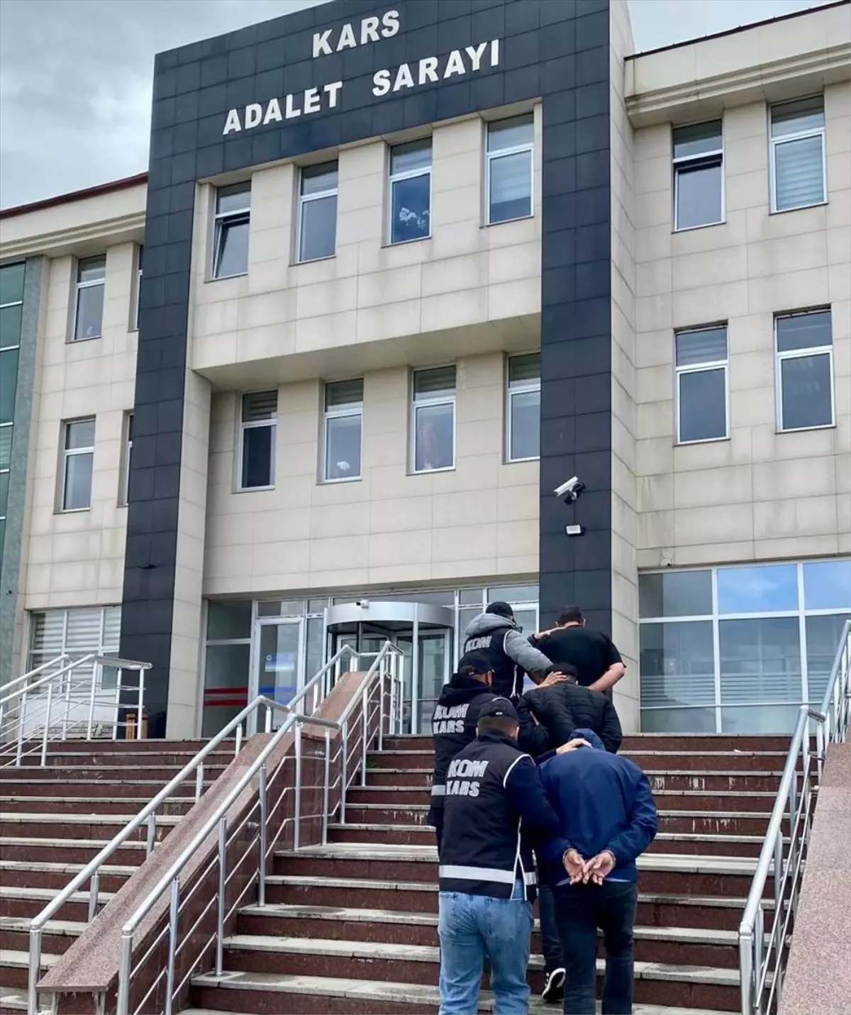 Kars'ta Yasa Dışı Silah Ticareti Operasyonu: 3 Zanlı Tutuklandı