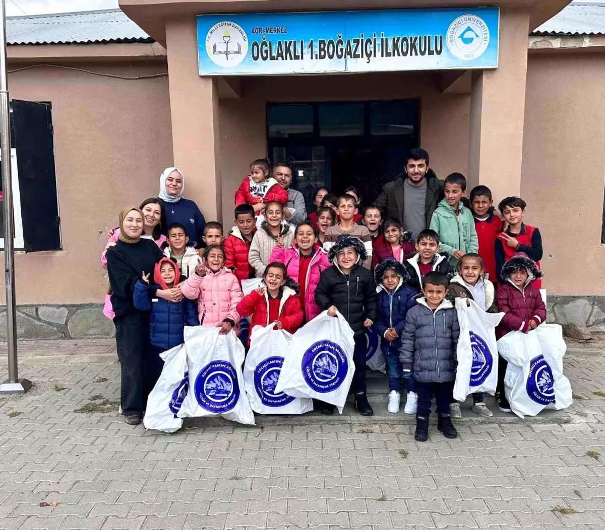 Ağrılılar Derneği, İhtiyaç Sahibi Öğrencilere Kışlık Mont ve Bot Dağıttı