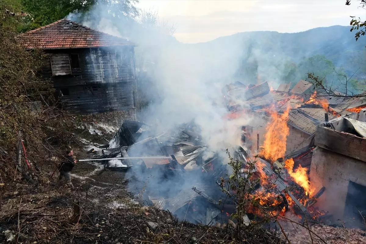 Kastamonu'da Yangın: İki Ev Zarar Gördü