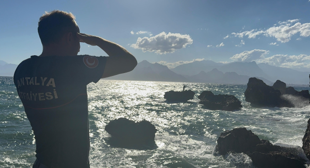 Stranded on the rocks, he got bored waiting for the teams and saved himself