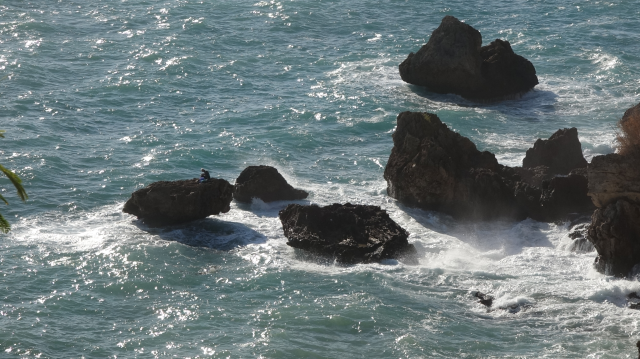 Stranded on the rocks, he got bored waiting for the teams and saved himself