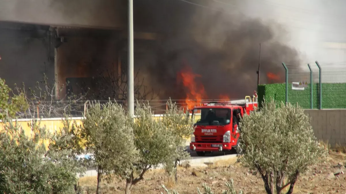 Kilis'te Kauçuk Fabrikasında Yangın Çıktı