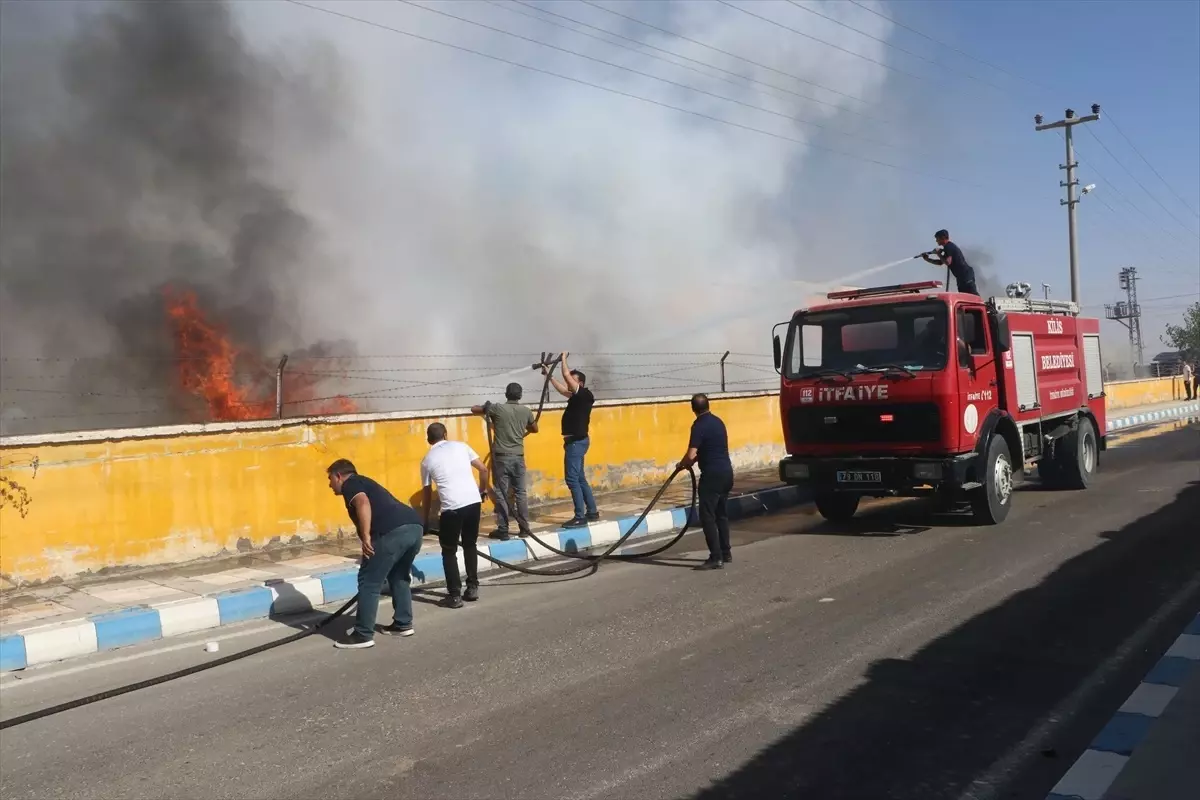 Kilis'te Kauçuk Fabrikasında Yangın Çıktı