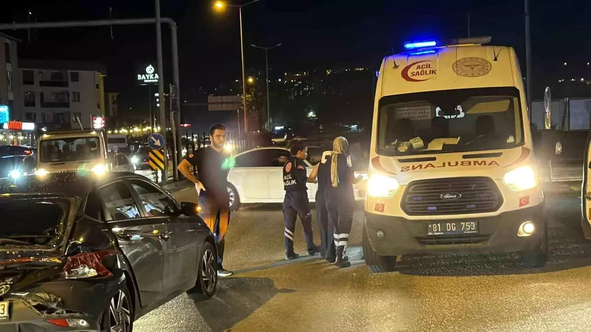 Düzce'de Kırmızı Işıkta Durduğu İçin Kamyon Çarpan Otomobilde 2 Yaralı