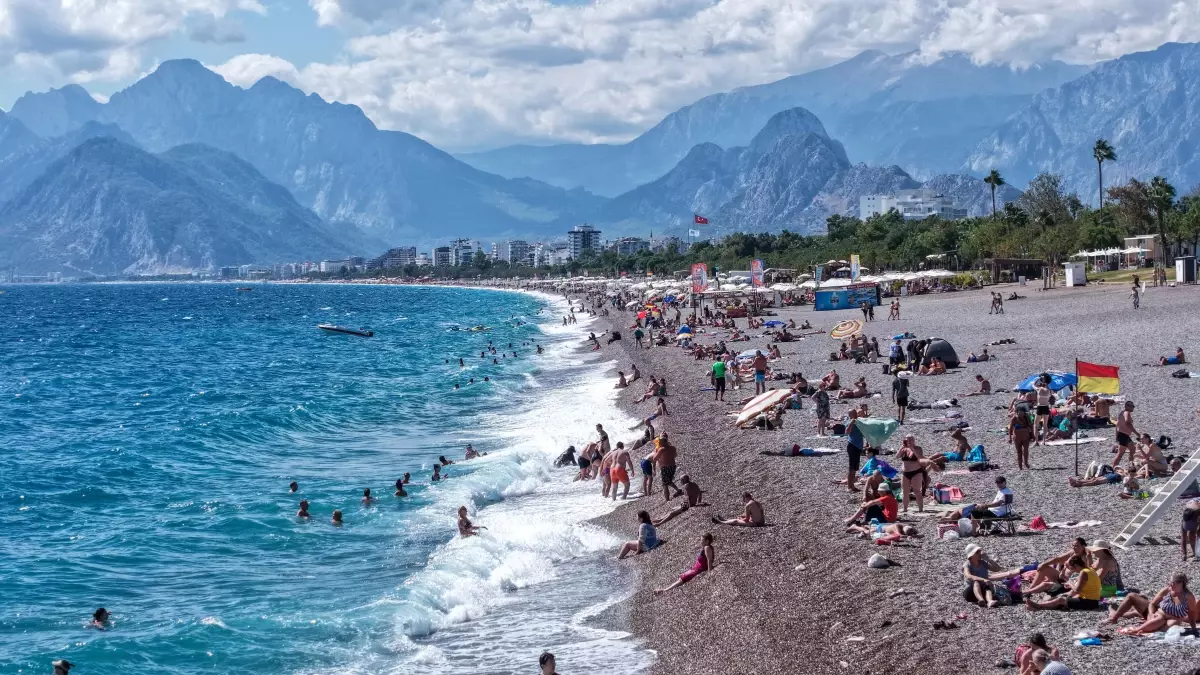 Antalya'da Yazdan Kalma Bir Gün: Sıcak Hava ve Denize Girenler