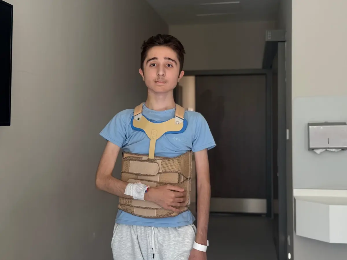 15 Yaşındaki Eren Sayın, Riskli Skolyoz Ameliyatlarıyla Sağlığına Kavuştu