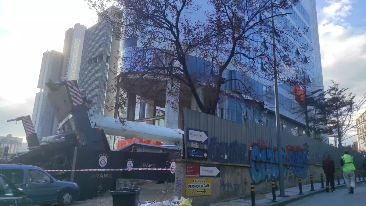 Şişli'de Vinç Devrildi, Maddi Hasar Meydana Geldi