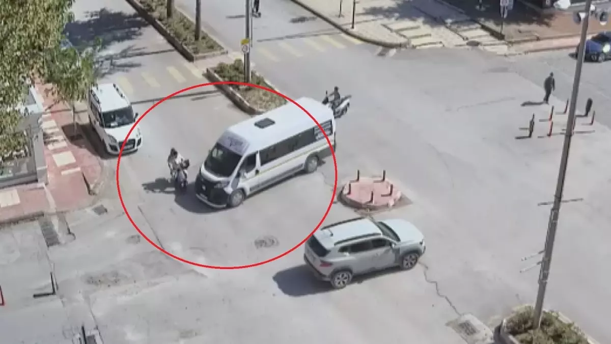 Amasya'da Okul Servisi ile Elektrikli Bisiklet Çarpıştı: 2 Yaralı