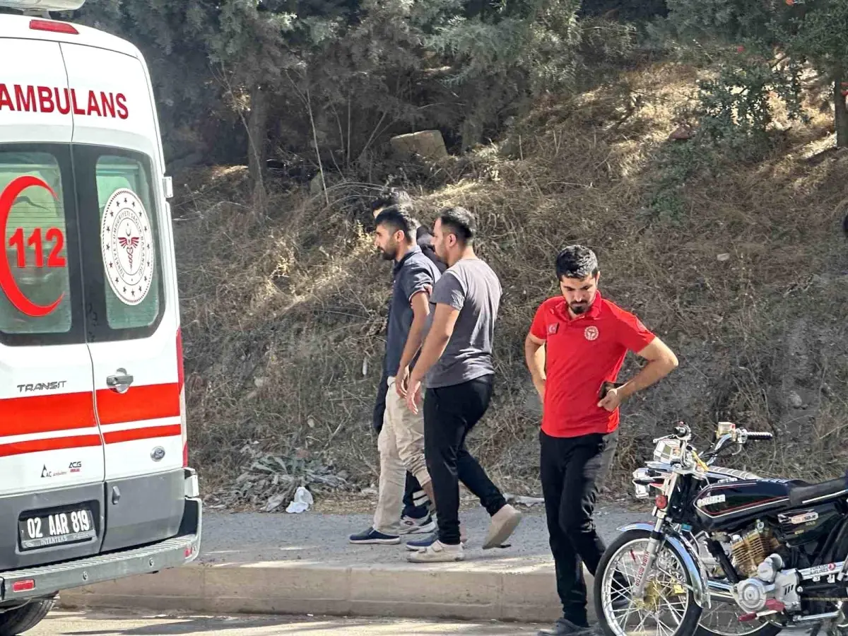 Adıyaman'da Otomobil Motosiklete Çarptı: Sürücü Yaralandı