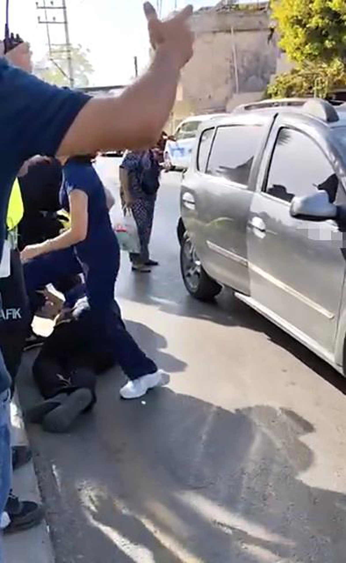 Mersin'de Polis Memuruna Araç Çarpması: Yaralı