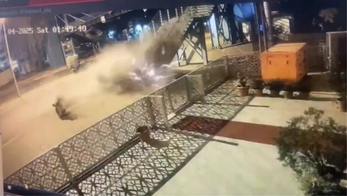 Şanlıurfa'da Üst Geçide Çarpan Otomobilin Sürücüsü Hayatını Kaybetti