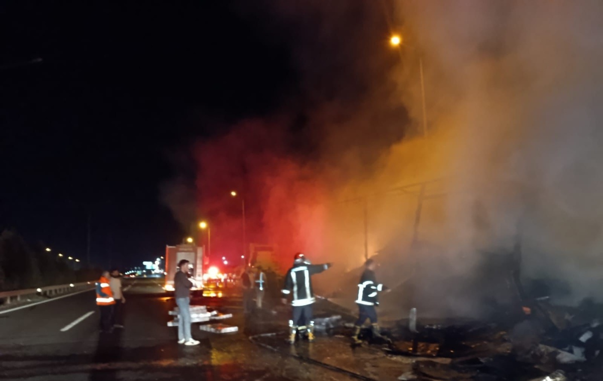 Şanlıurfa'da Seyir Halindeki TIR'da Yangın Çıktı