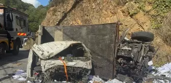 İstanbul Sarıyer'de Kamyonet Şarampole Devrildi: 2 Yaralı