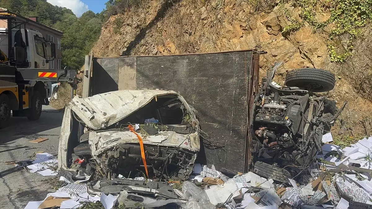 İstanbul Sarıyer'de Kamyonet Şarampole Devrildi: 2 Yaralı