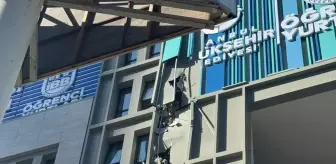 Şişli'de Yurt Binasına Devrilen Vinç Öğrencileri Tahliye Etti