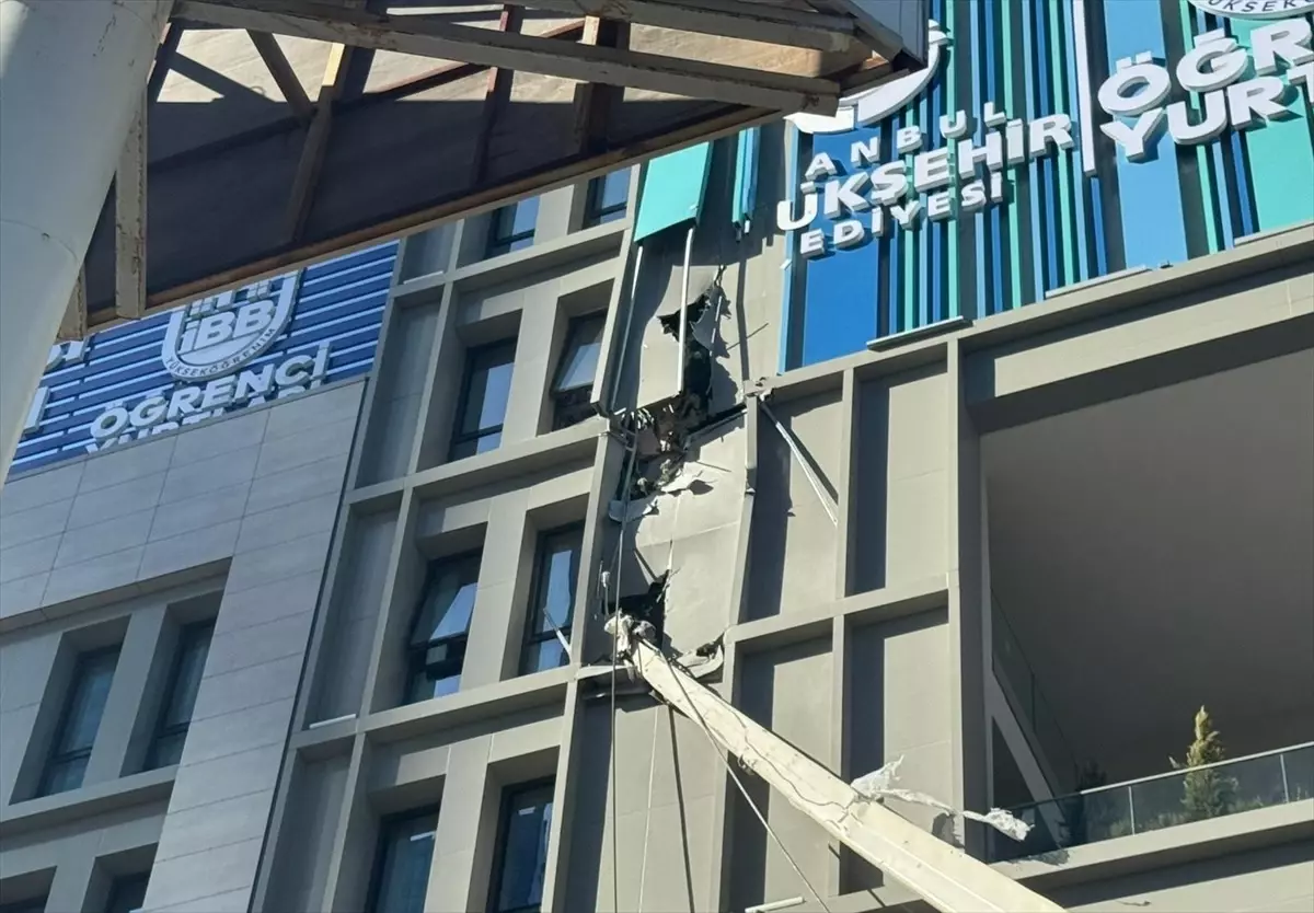 Şişli'de Yurt Binasına Devrilen Vinç Öğrencileri Tahliye Etti