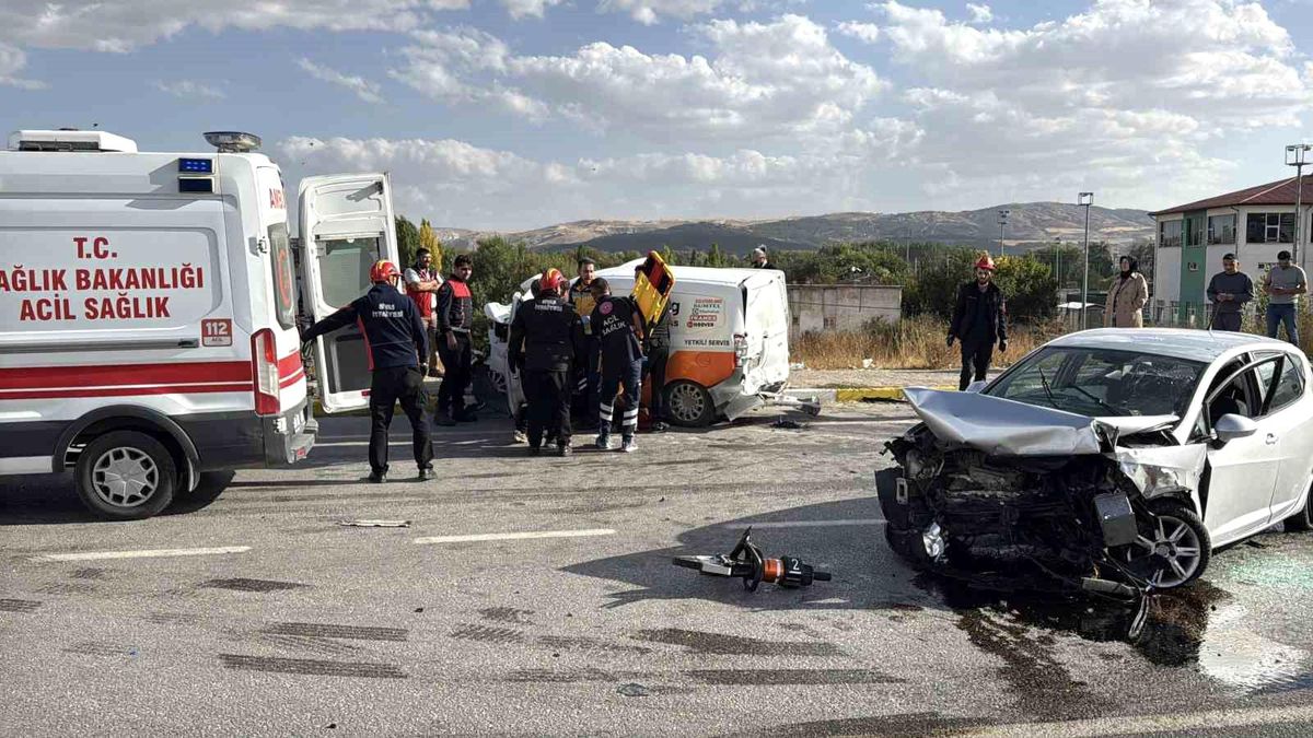Sivas'ta 3 Araçlı Kazada 1 Kişi Hayatını Kaybetti