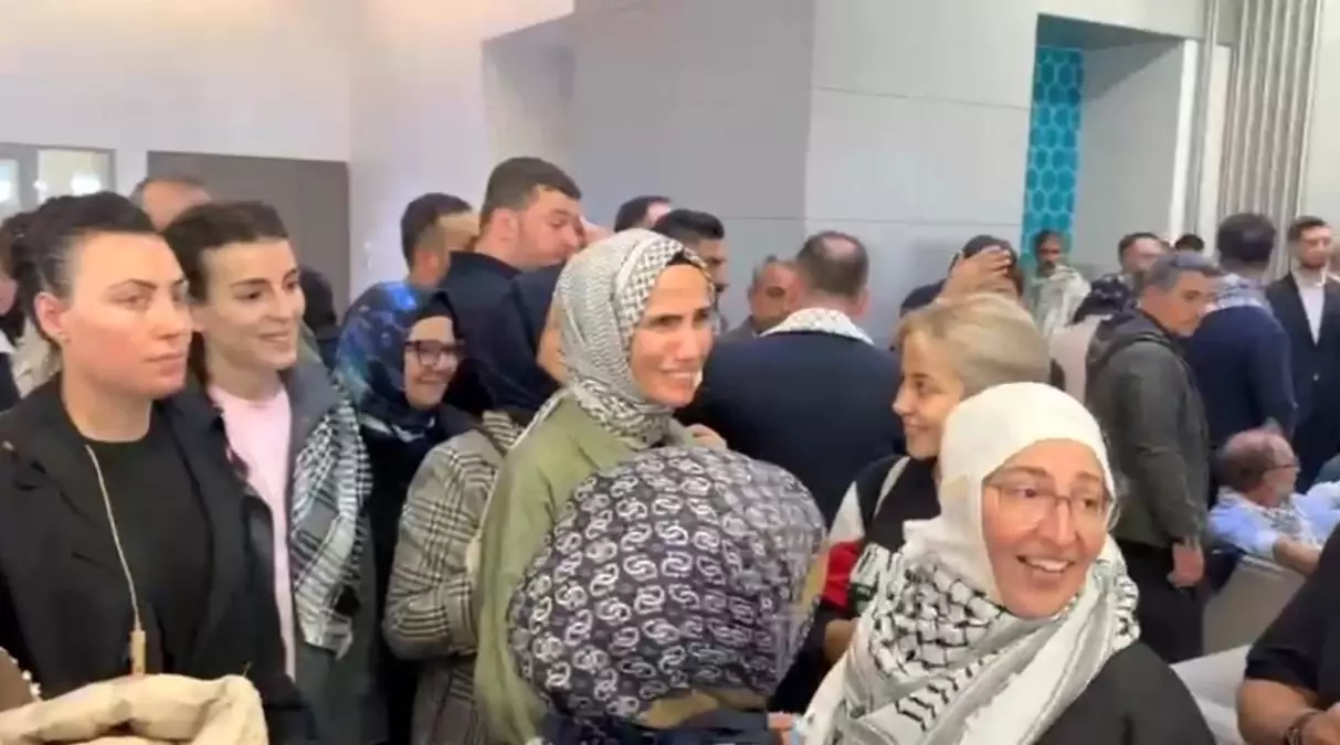 İsrail&apos;den Kurtarılan 137 Aktivist İstanbul&apos;a Döndü